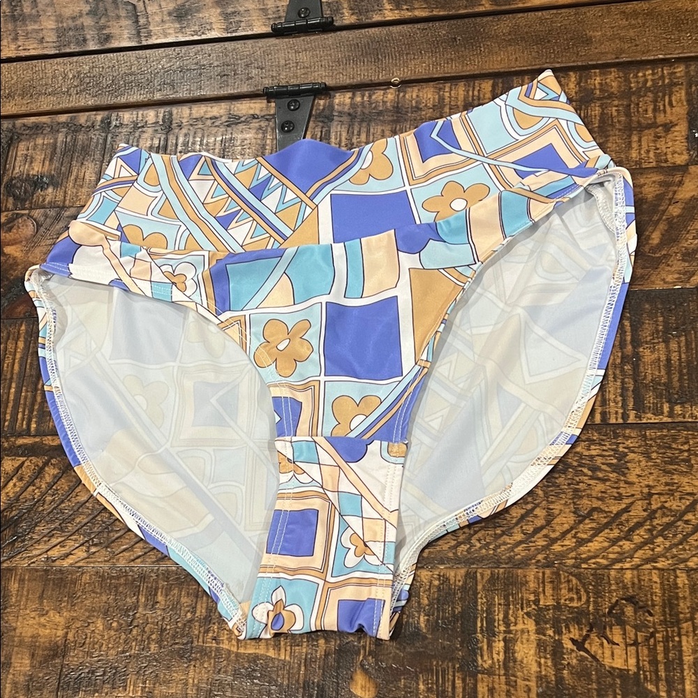 Geometric Patterned Bikini Bottom size medium - Picture 9 of 9